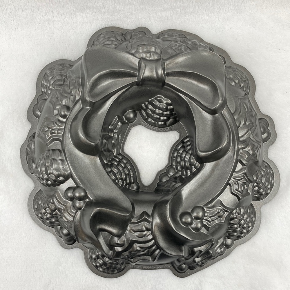 Nordic Ware Holiday Wreath Bundt Cake Pan 12”
